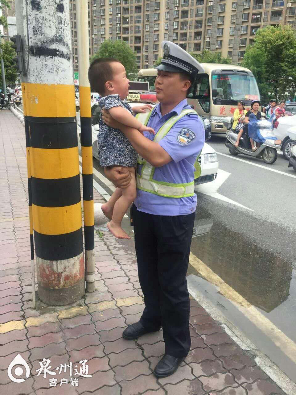 小孩迷失车流中 辅警助其寻归途 - 憨鼠网