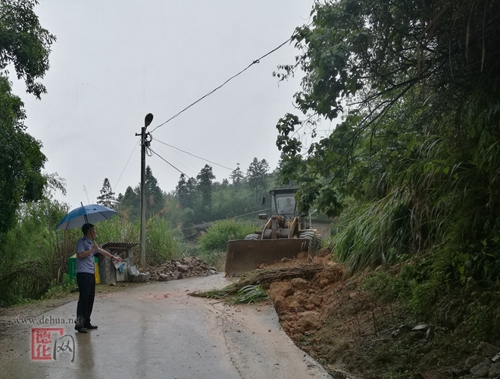 春美派出所加强雨天巡逻 排查道路隐患 - 憨鼠网