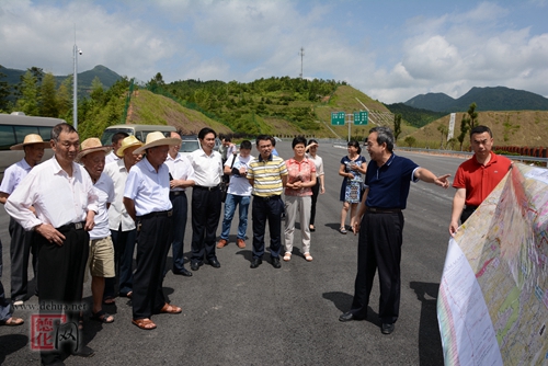 我县老干部局组织老干部参观考察厦沙高速公路德化段建设情况 - 憨鼠网