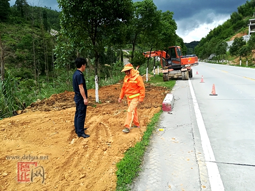 公路用地上堆土种菜 不可取！ - 憨鼠网