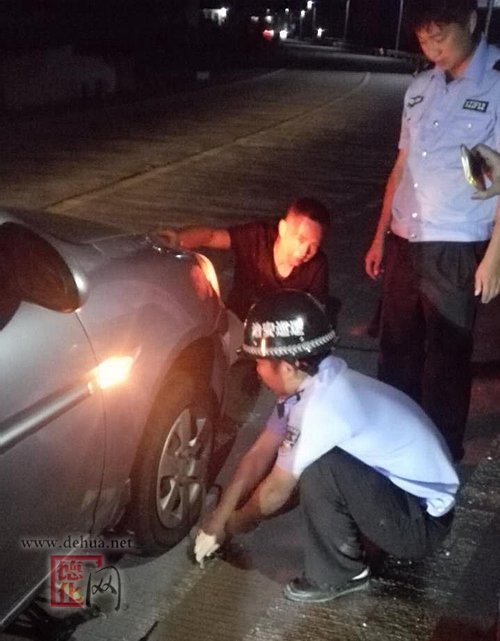 外地游客车坏半路上 联防员紧忙上前救助 - 憨鼠网