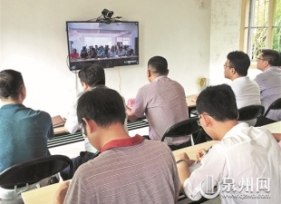 十名“大龄留守党员”首开视频党会 - 憨鼠网