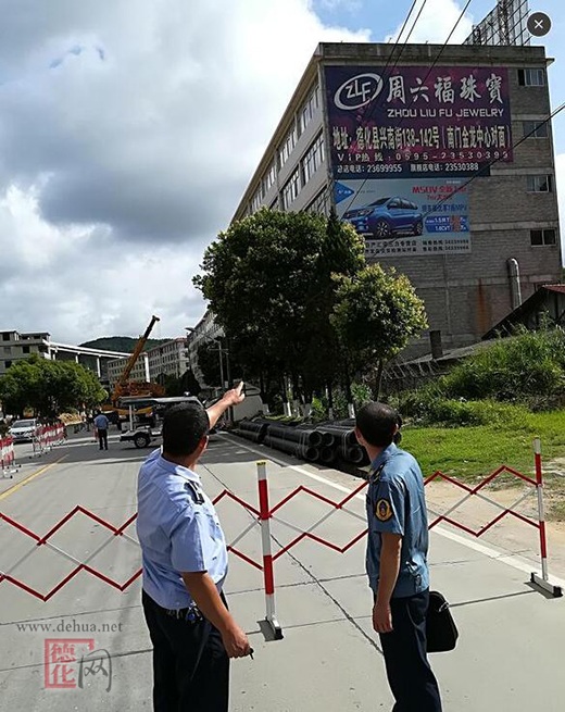 路边屋顶违规架广告 多部门联合拆除 - 憨鼠网