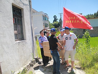 大暑下乡慰问送清凉 党旗飘飘传递正能量 - 憨鼠网