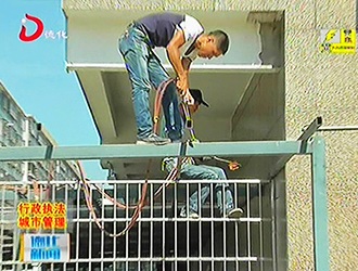 县行政执法局：依法强制拆除违章搭建雨棚[视] - 憨鼠网