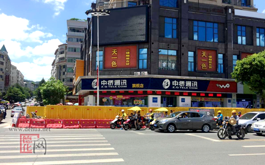 南门人行天桥：采用“水马”围挡施工 更方便更安全 - 憨鼠网