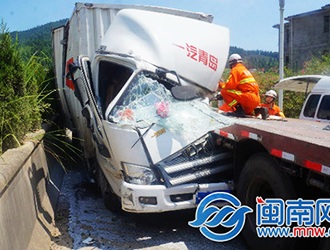货车追尾半挂车 一名驾驶员被困 - 憨鼠网