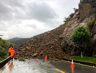省道206线63k葛坑龙塔路段发生大溜方 交通中断 - 憨鼠网