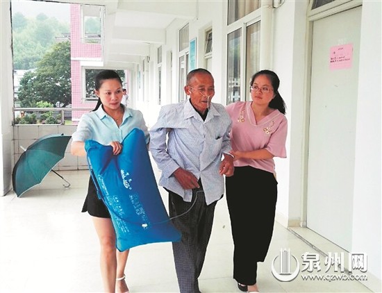 德化上涌：派救护车转移患病老人 - 憨鼠网