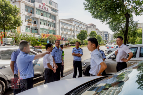县行政执法局联合交警大队开展占道经营清理整治 - 憨鼠网