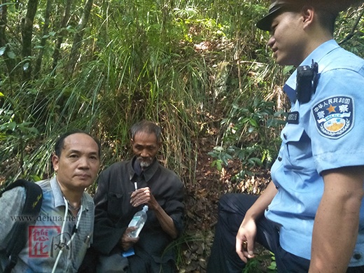 八旬老人困深山 跋山涉水急救援 - 憨鼠网