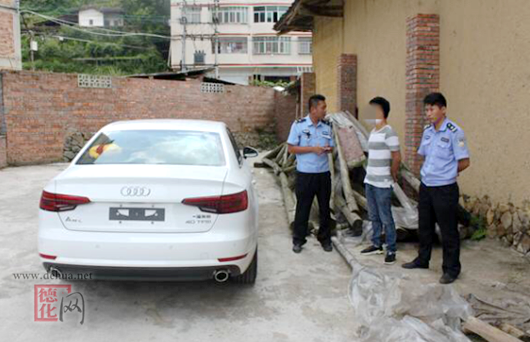 无牌奥迪撞人逃逸 民警锐眼觅得车主 - 憨鼠网