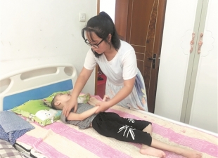 弟弟患病生活不能自理 姐姐考上医学院却因学费发愁 - 憨鼠网