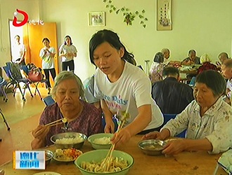 “宝妈”献爱心 温暖老人心[视] - 憨鼠网