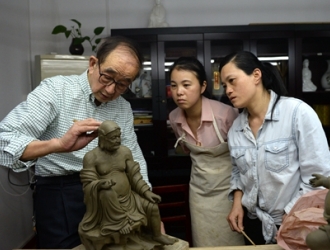 邱双炯：一辈子“瓷”心不悔 - 憨鼠网