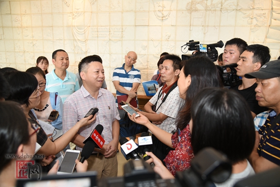 媒体采风团聚焦“异彩中国白” - 憨鼠网