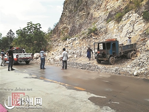 公路边坡竟有人采石 执法人员及时制止 - 憨鼠网