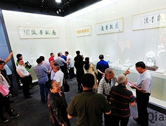 千龙网：德化瓷艺大师暨书画名家作品展亮相京城[视] - 憨鼠网