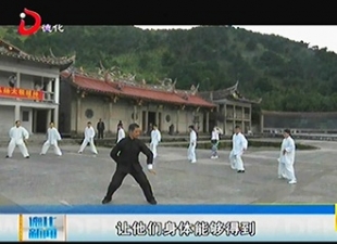 苏贤贵：习练太极30年 以武会友[视] - 憨鼠网