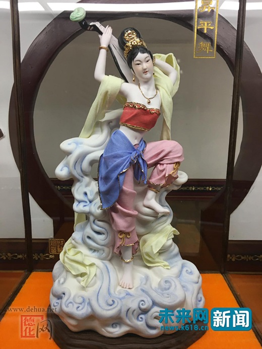 与“中国白”花开并蒂 德化彩瓷美人绚丽多姿衣饰以假乱真 - 憨鼠网