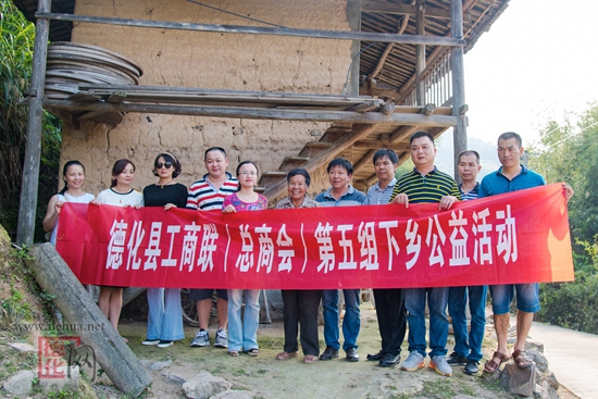 县工商联走进乡村开展公益活动 - 憨鼠网