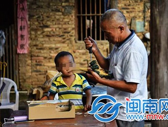 “一家五口住谷仓”追踪 公益志愿者送上2万元爱心款 - 憨鼠网