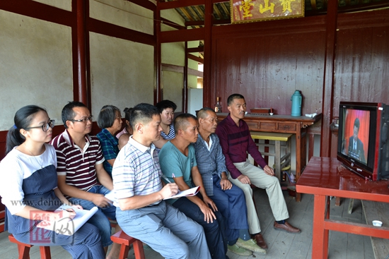 德化县广大干部群众收看收听十九大开幕会 - 憨鼠网
