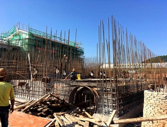 抓项目赶进度 市政项目施工现场一派繁忙景象 - 憨鼠网