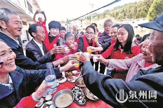 共享“敬老宴” 老人们竖大拇指点赞 - 憨鼠网