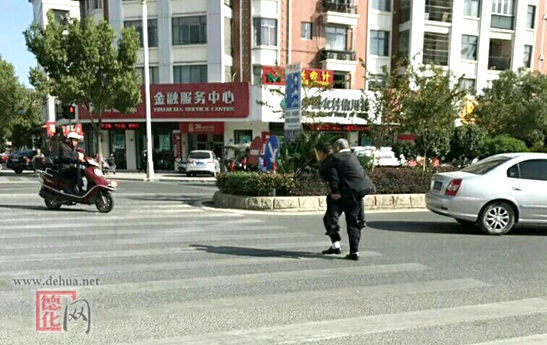 联防队员背起腿脚不便老人过马路 - 憨鼠网