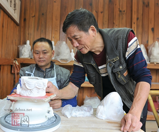 李建水：卅载研修铸瓷魂 - 憨鼠网