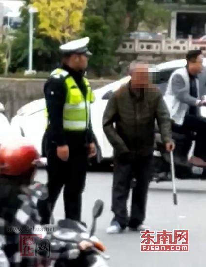 交警护送行动不便老人过马路 - 憨鼠网