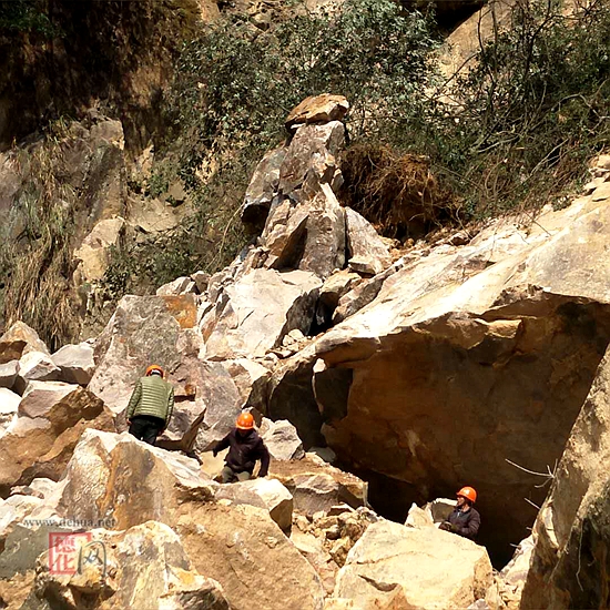 大战巨石，公路人自有妙招 - 憨鼠网