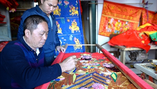 闽绣隐身德化 200多年传承不息——“绣男”陈利源 - 憨鼠网