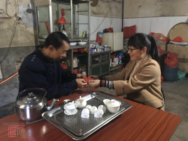 县方志办节前走访慰问贫困户 精准扶贫暖人心 - 憨鼠网