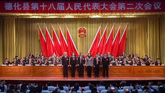 县十八届人大二次会议胜利闭幕 - 憨鼠网