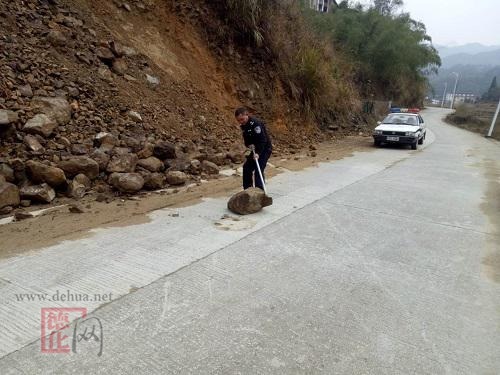 杨梅派出所开展低温天气道路交通安全巡查工作 - 憨鼠网