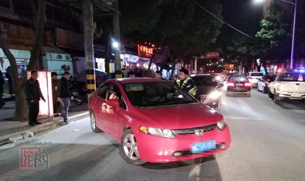 正能量！车辆寒夜抛锚 交警路遇援手相助 - 憨鼠网