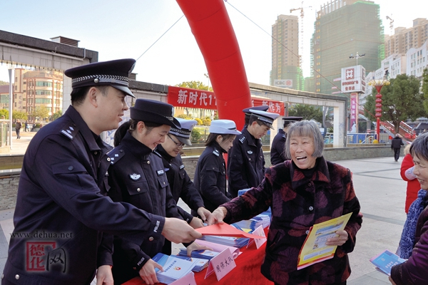 县公安局开展“110宣传日”活动 - 憨鼠网