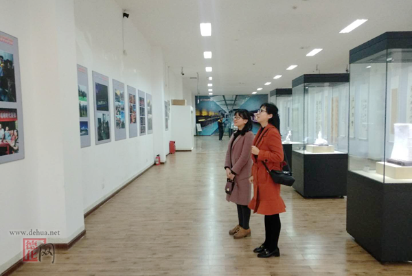 县方志办组织党员参观十九大精神系列活动巡展 - 憨鼠网