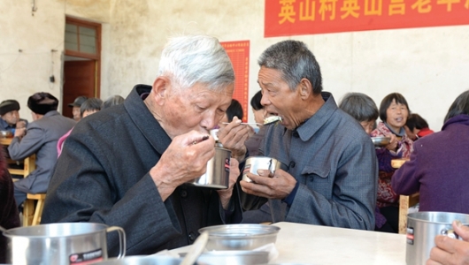 爱心食堂 老人吃上免费午餐 - 憨鼠网