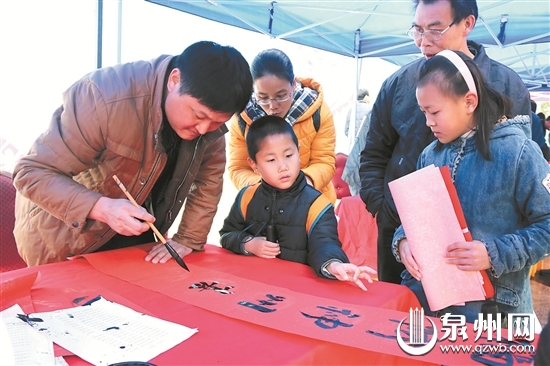 喜领春联表感谢 送土特产被婉拒 - 憨鼠网