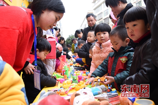 德化一幼儿园义卖募捐救助患儿 - 憨鼠网