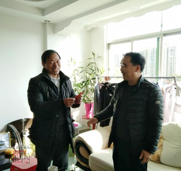 县方志办春节前夕走访慰问退休及聘用老干部 - 憨鼠网