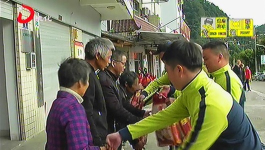 徒步协会慰问困难群众 - 憨鼠网