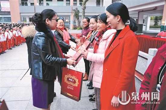二实小举办“女能人进校园”暨“我的老师像妈妈”主题活动 - 憨鼠网
