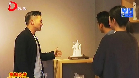李锦峰：一心为瓷 痴心创作仕女 - 憨鼠网