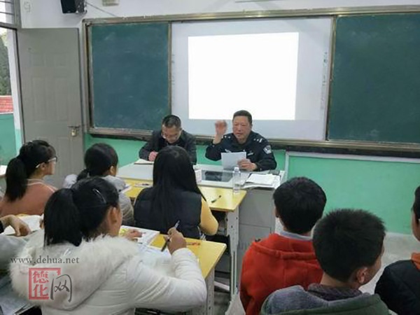 雷峰派出所到雷峰中学开展安全法制宣传 - 憨鼠网
