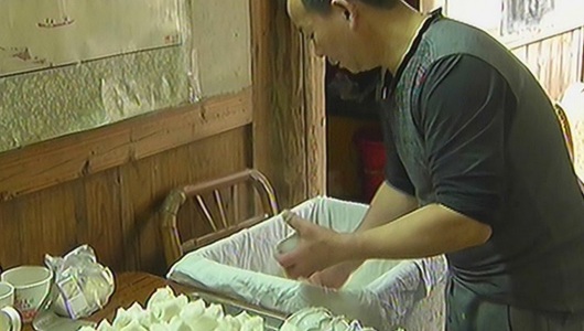 郑奕璋：制作碗糕30年 碗里开花唇齿留香 - 憨鼠网