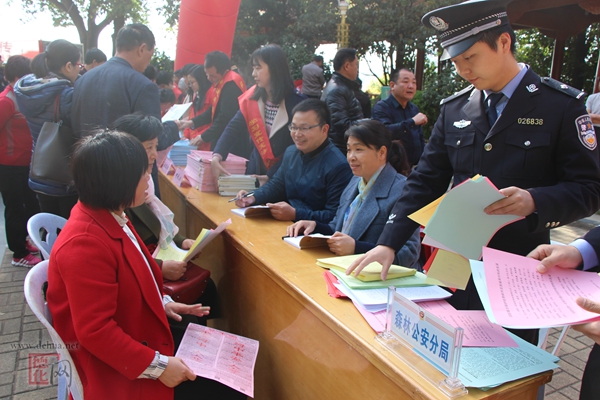浔中镇开展综治平安建设宣传活动 - 憨鼠网